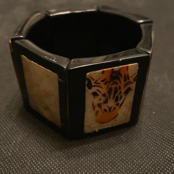 Stretch Elastic Resin Boho Bracelet with mother of pearl and giraffe design - Picture 3 of 9